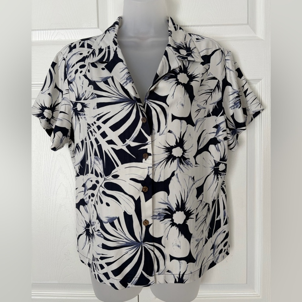 Hilo Hattie Women’s Hawaii Shirt short sleeved button down silk blouse Medium